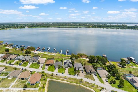 House in Winter Haven, Florida 4 bedrooms, 184.88 sq.m. № 2259301 - photo 4