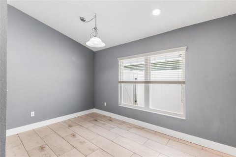 House in Winter Haven, Florida 4 bedrooms, 184.88 sq.m. № 2259301 - photo 13