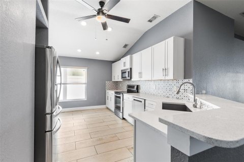 House in Winter Haven, Florida 4 bedrooms, 184.88 sq.m. № 2259301 - photo 12
