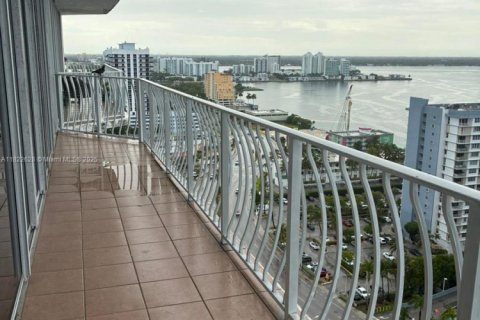 Condominio en alquiler en North Bay Village, Florida, 2 dormitorios, 95.69 m2 № 1787118 - foto 8