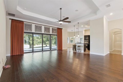 House in Sorrento, Florida 4 bedrooms, 298.77 sq.m. № 2395938 - photo 10