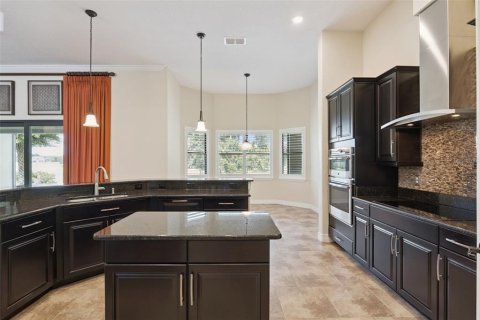 House in Sorrento, Florida 4 bedrooms, 298.77 sq.m. № 2395938 - photo 17