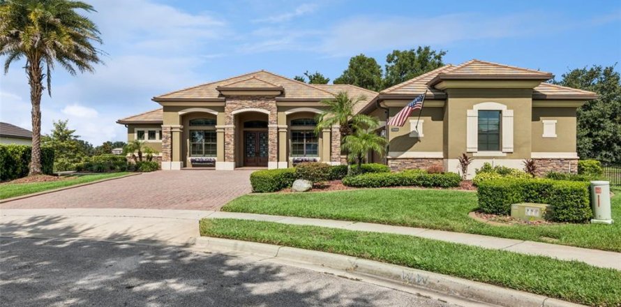 House in Sorrento, Florida 4 bedrooms, 298.77 sq.m. № 2395938