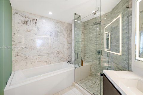 Condo in Miami, Florida, 1 bedroom  № 2044914 - photo 11