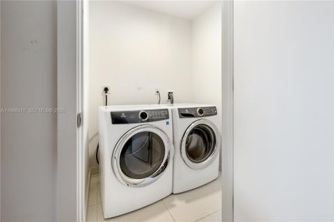 Condo in Miami, Florida, 1 bedroom  № 2044914 - photo 16
