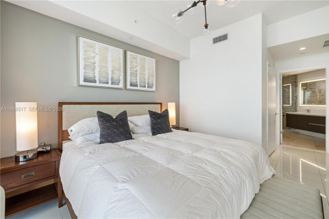 Condo in Miami, Florida, 1 bedroom  № 2044914 - photo 9