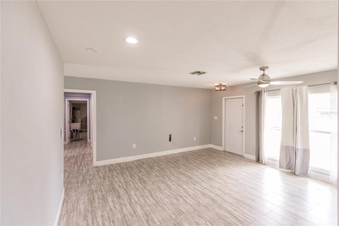 House in North Fort Myers, Florida 3 bedrooms, 123.19 sq.m. № 1576572 - photo 8
