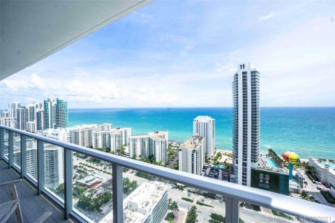 Condo in Hollywood, Florida, 2 bedrooms № 1959602 - photo 3