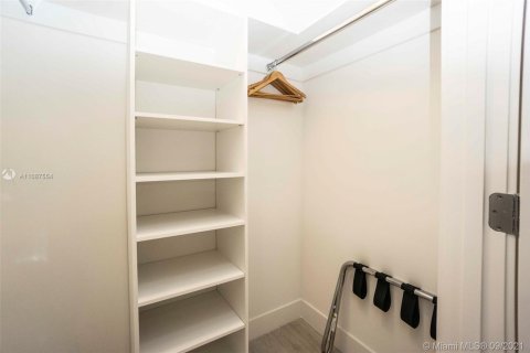 Condo in Hollywood, Florida, 2 bedrooms № 1959602 - photo 16