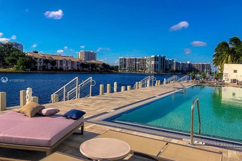 Condo in Hollywood, Florida, 2 bedrooms № 1959602 - photo 26