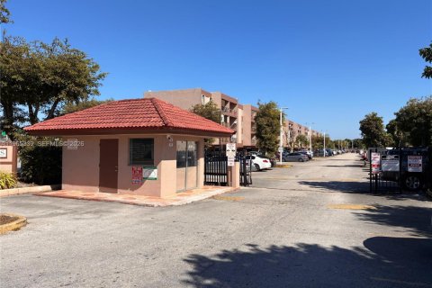 Condo in Hialeah, Florida, 3 bedrooms № 2026948 - photo 4