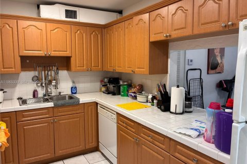 Condo in Hialeah, Florida, 3 bedrooms № 2026948 - photo 9