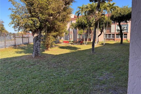 Condo in Hialeah, Florida, 3 bedrooms № 2026948 - photo 18