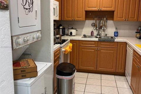 Condo in Hialeah, Florida, 3 bedrooms № 2026948 - photo 10