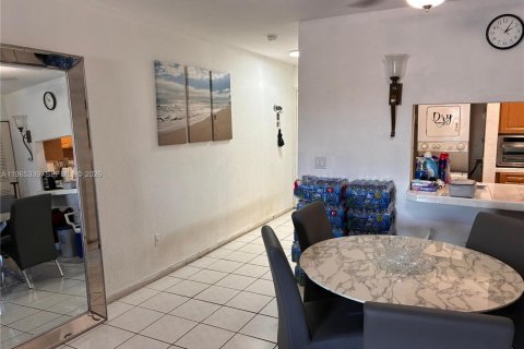 Condo in Hialeah, Florida, 3 bedrooms № 2026948 - photo 7