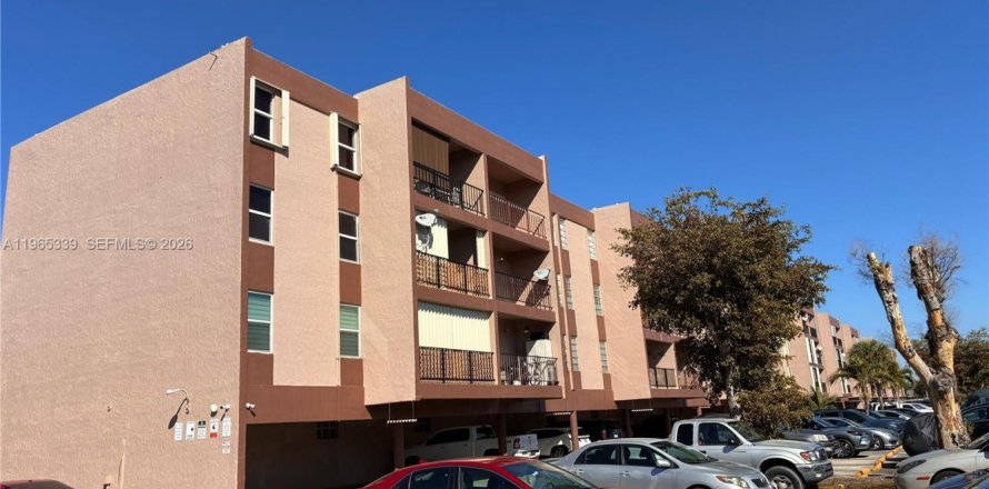 Condo in Hialeah, Florida, 3 bedrooms № 2026948