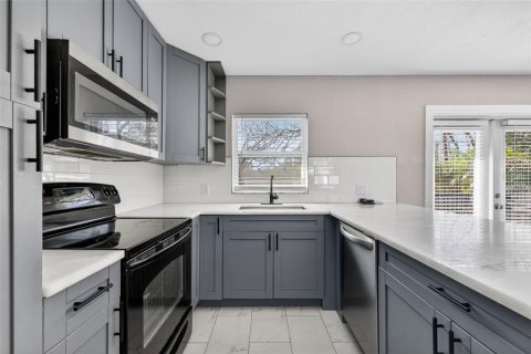 Villa ou maison à vendre à Tampa, Floride: 3 chambres, 122.45 m2 № 2341604 - photo 12