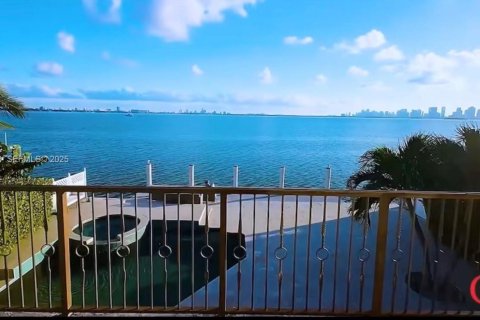 Casa en venta en North Bay Village, Florida, 4 dormitorios, 393.16 m2 № 1986780 - foto 14