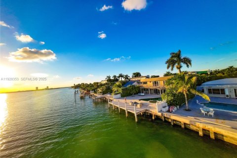 Casa en venta en North Bay Village, Florida, 4 dormitorios, 393.16 m2 № 1986780 - foto 1