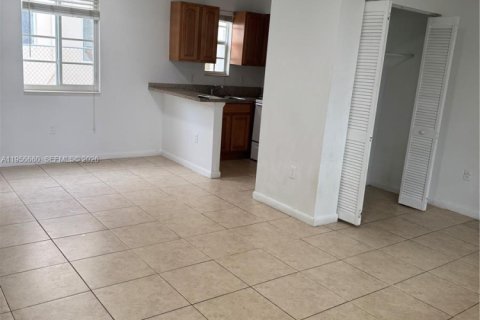 Casa en alquiler en Miami Beach, Florida, 650.22 m2 № 2010579 - foto 4