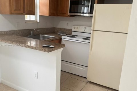 Casa en alquiler en Miami Beach, Florida, 650.22 m2 № 2010579 - foto 3