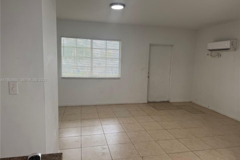 Casa en alquiler en Miami Beach, Florida, 650.22 m2 № 2010579 - foto 14