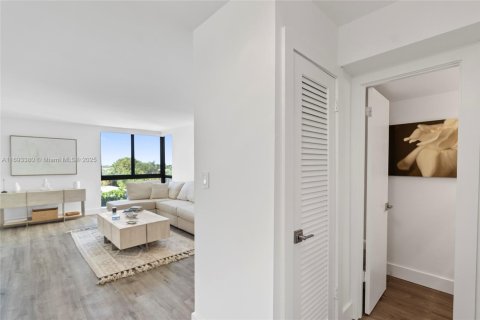 Condo in Bay Harbor Islands, Florida, 1 bedroom  № 1441782 - photo 2