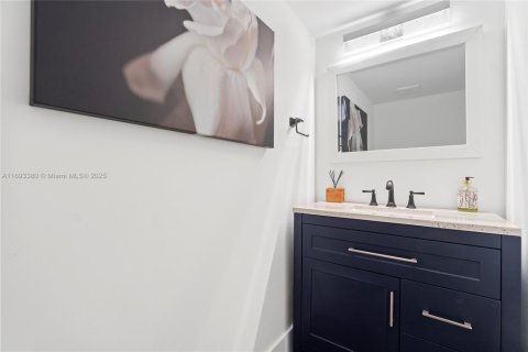 Condo in Bay Harbor Islands, Florida, 1 bedroom  № 1441782 - photo 18