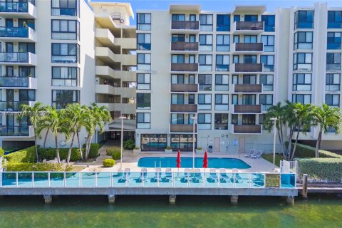 Condo in Bay Harbor Islands, Florida, 1 bedroom  № 1441782 - photo 28