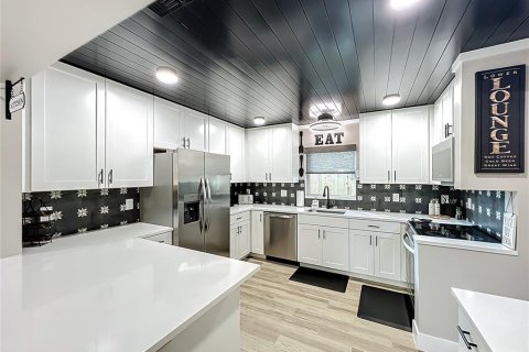 Commercial property in Orlando, Florida 4 bedrooms, 170.01 sq.m. № 2364872 - photo 29