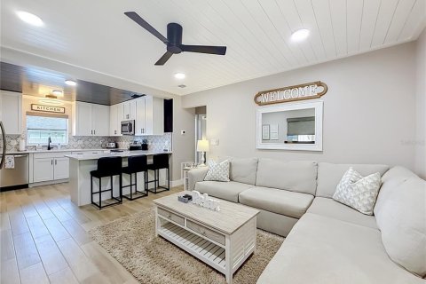 Commercial property in Orlando, Florida 4 bedrooms, 170.01 sq.m. № 2364872 - photo 3