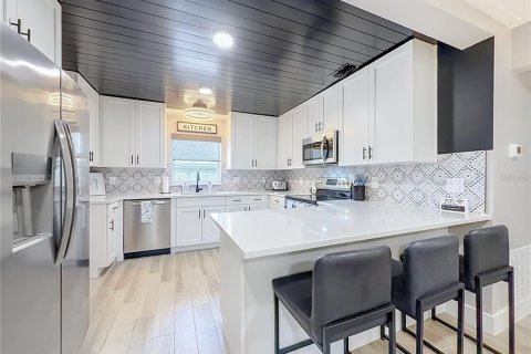 Commercial property in Orlando, Florida 4 bedrooms, 170.01 sq.m. № 2364872 - photo 6