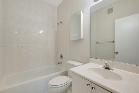 Touwnhouse à vendre à Doral, Floride: 2 chambres, 91.04 m2 № 1969087 - photo 24