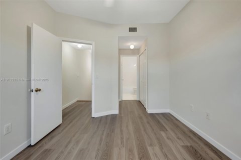 Touwnhouse à vendre à Doral, Floride: 2 chambres, 91.04 m2 № 1969087 - photo 22