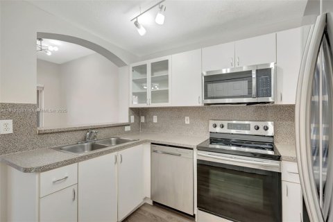 Touwnhouse à vendre à Doral, Floride: 2 chambres, 91.04 m2 № 1969087 - photo 2