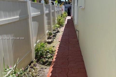 Снять в аренду коммерческую недвижимость в Хайалиа, Флорида 1 спальня, 46.45м2, № 2004621 - фото 3