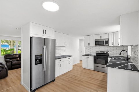 House in Holiday, Florida 2 bedrooms, 80.27 sq.m. № 2259254 - photo 10