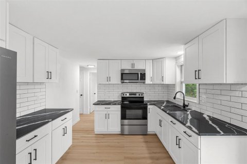 House in Holiday, Florida 2 bedrooms, 80.27 sq.m. № 2259254 - photo 9