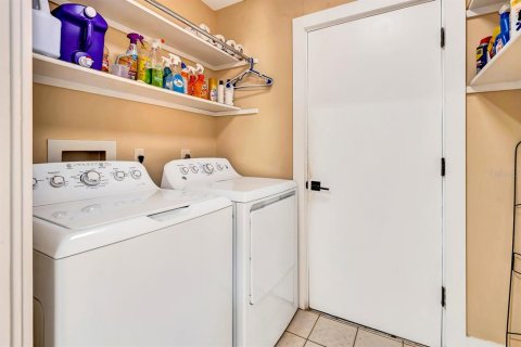 House in Sarasota, Florida 4 bedrooms, 188.68 sq.m. № 2216278 - photo 30
