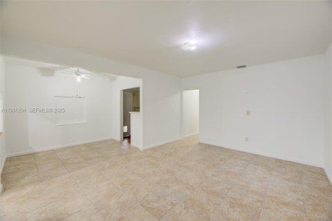 Villa ou maison à vendre à North Miami Beach, Floride: 3 chambres, 116.5 m2 № 1989974 - photo 11