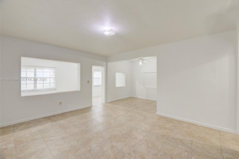 Villa ou maison à vendre à North Miami Beach, Floride: 3 chambres, 116.5 m2 № 1989974 - photo 12