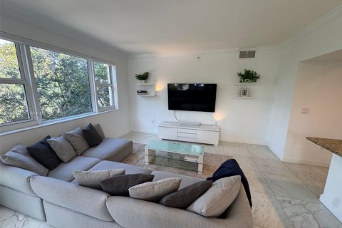 Condo in Aventura, Florida, 2 bedrooms  № 2041929 - photo 17