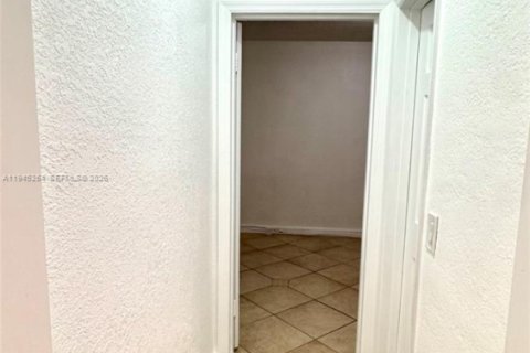 Apartment in Hialeah, Florida 1 bedroom, 183.48 sq.m. № 2002116 - photo 6