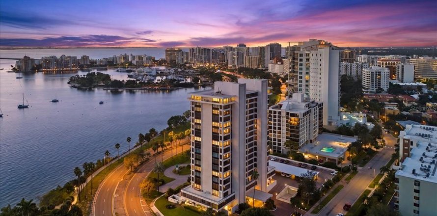 Condo in Sarasota, Florida, 2 bedrooms № 2435065