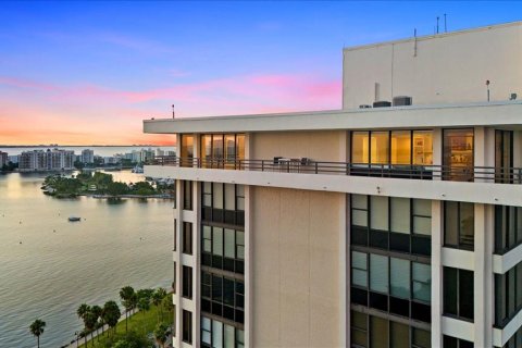 Condo in Sarasota, Florida, 2 bedrooms № 2435065 - photo 2