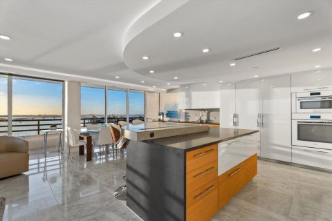 Condo in Sarasota, Florida, 2 bedrooms № 2435065 - photo 8
