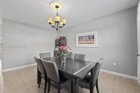 House in Miami, Florida 4 bedrooms, 245.26 sq.m. № 2030401 - photo 7