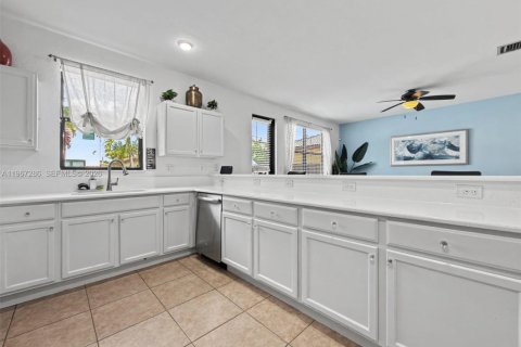 House in Miami, Florida 4 bedrooms, 245.26 sq.m. № 2030401 - photo 9