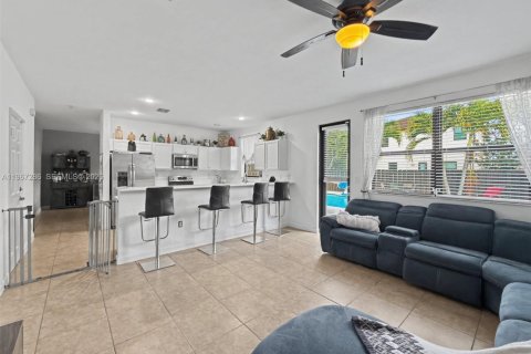 House in Miami, Florida 4 bedrooms, 245.26 sq.m. № 2030401 - photo 10