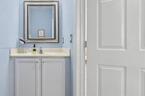 House in Miami, Florida 4 bedrooms, 245.26 sq.m. № 2030401 - photo 6